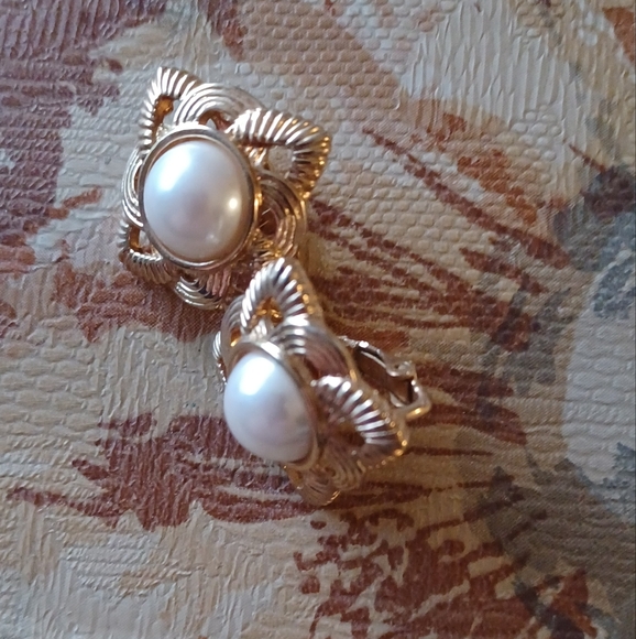 Jewelry - Vintage Faux Pearl Gold Clip On Earrings